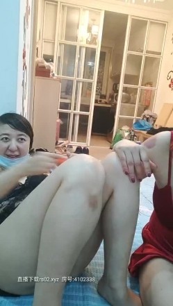 熟女的诱惑房间里的5P游戏，两位风骚熟女成为男人发泄的工具，暴力口交深喉最喜欢的上位抽插浪叫不断 截图7
