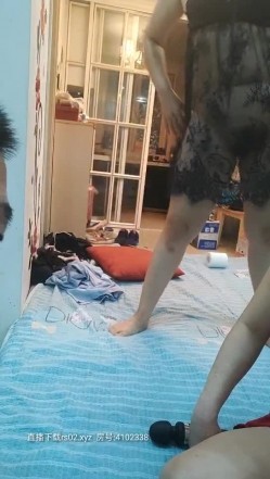 熟女的诱惑房间里的5P游戏，两位风骚熟女成为男人发泄的工具，暴力口交深喉最喜欢的上位抽插浪叫不断 截图8