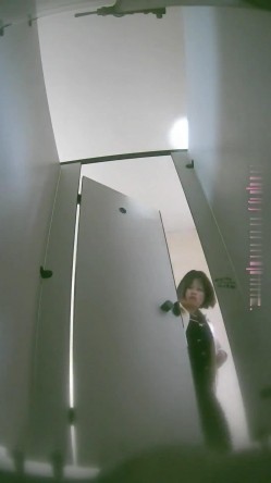 大学城附近女厕 全景后拍又名 ️ 针织厂女厕偷拍(3)年轻口罩妹用脚蹬冲水开关 截图3