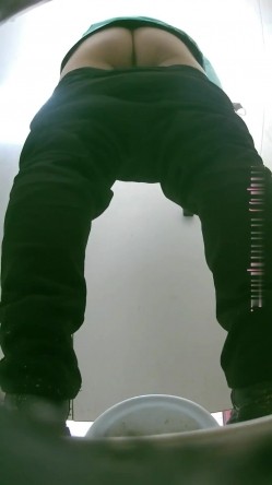 大学城附近女厕 全景后拍又名 ️ 针织厂女厕偷拍(3)年轻口罩妹用脚蹬冲水开关 截图5