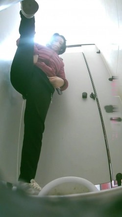 大学城附近女厕 全景后拍又名 ️ 针织厂女厕偷拍(3)年轻口罩妹用脚蹬冲水开关 截图13