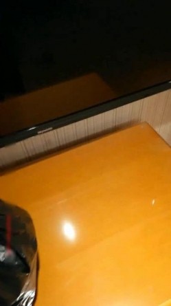 东北口音对白空虚富姐酒店开房洗澡勾引来送酒的服务生飘窗前看着夜景激情啪啪 截图2