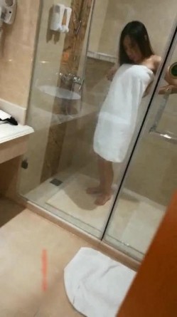 东北口音对白空虚富姐酒店开房洗澡勾引来送酒的服务生飘窗前看着夜景激情啪啪 截图7