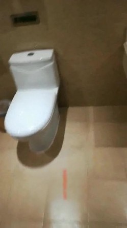 东北口音对白空虚富姐酒店开房洗澡勾引来送酒的服务生飘窗前看着夜景激情啪啪 截图8