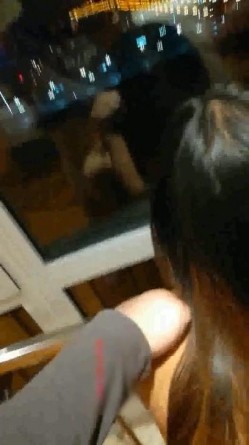 东北口音对白空虚富姐酒店开房洗澡勾引来送酒的服务生飘窗前看着夜景激情啪啪 截图15