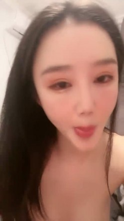 女神极品女友，颜值界的扛把子，先爬下给细腻口交，无套后入，换了好多姿势，最后撸射在阴毛上真爽 截图8
