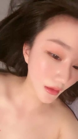 女神极品女友，颜值界的扛把子，先爬下给细腻口交，无套后入，换了好多姿势，最后撸射在阴毛上真爽 截图15