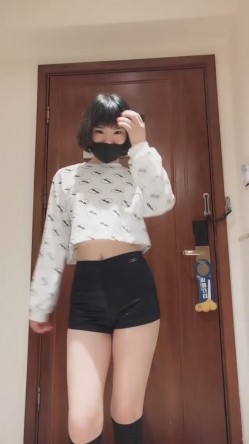 推特女神福利姬【00后大队长】未流出土豪私拍视图合集，情趣制服紫薇销魂可撸精尽人亡的节奏 截图2