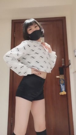 推特女神福利姬【00后大队长】未流出土豪私拍视图合集，情趣制服紫薇销魂可撸精尽人亡的节奏 截图4