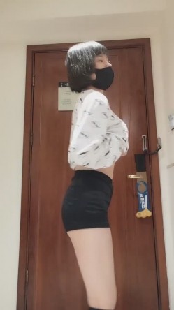推特女神福利姬【00后大队长】未流出土豪私拍视图合集，情趣制服紫薇销魂可撸精尽人亡的节奏 截图5