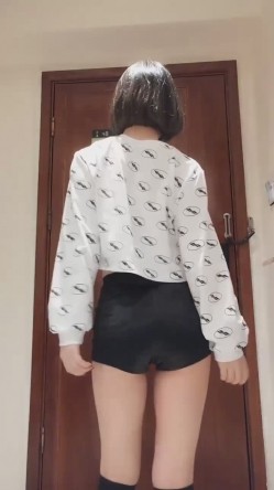 推特女神福利姬【00后大队长】未流出土豪私拍视图合集，情趣制服紫薇销魂可撸精尽人亡的节奏 截图6