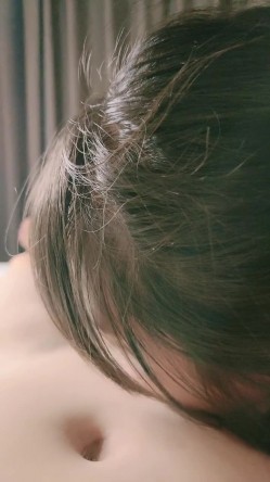 大眼骚学妹露脸伺候小哥哥，温柔的舔弄大鸡巴好骚玩深喉，让小哥压在身下暴力抽插蹂躏看表情就刺激，自己抠逼 截图10