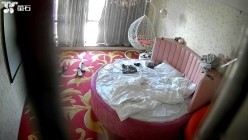 云视破解酒店偸拍小情侣开房造爱，娇小美女被扒光，让眼镜男友抱起来猛肏，床上肏到窗台前，销魂呻吟 截图3