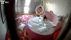 云视破解酒店偸拍小情侣开房造爱，娇小美女被扒光，让眼镜男友抱起来猛肏，床上肏到窗台前，销魂呻吟 截图12