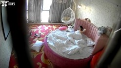 云视破解酒店偸拍小情侣开房造爱，娇小美女被扒光，让眼镜男友抱起来猛肏，床上肏到窗台前，销魂呻吟 截图13