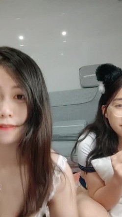 极品高颜冷艳御姐，反差小妈感女主播「金刚护撸娃」「小奶猫」密码房激情淫语撩骚，和姐妹下海大秀，互舔互口假鸡巴互插 截图2