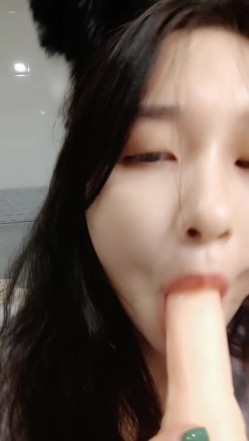 极品高颜冷艳御姐，反差小妈感女主播「金刚护撸娃」「小奶猫」密码房激情淫语撩骚，和姐妹下海大秀，互舔互口假鸡巴互插 截图13