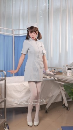 B站up主【Yiko湿润兔（咬一口兔娘）】妄想病栋，给骚气的小护士灌肠 截图2