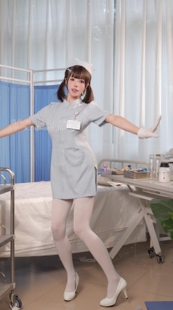B站up主【Yiko湿润兔（咬一口兔娘）】妄想病栋，给骚气的小护士灌肠 截图6