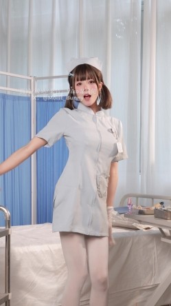 B站up主【Yiko湿润兔（咬一口兔娘）】妄想病栋，给骚气的小护士灌肠 截图7