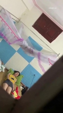 稀缺资源 ️窗外门缝偷窥几个寂寞小姐姐自慰 看表情是高潮了 截图1