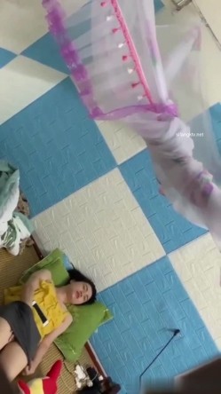 稀缺资源 ️窗外门缝偷窥几个寂寞小姐姐自慰 看表情是高潮了 截图6