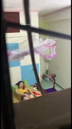 稀缺资源 ️窗外门缝偷窥几个寂寞小姐姐自慰 看表情是高潮了 截图11