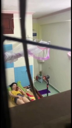稀缺资源 ️窗外门缝偷窥几个寂寞小姐姐自慰 看表情是高潮了 截图12