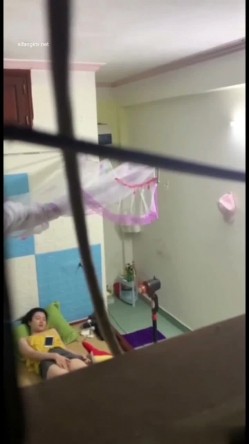 稀缺资源 ️窗外门缝偷窥几个寂寞小姐姐自慰 看表情是高潮了 截图13