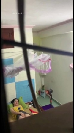 稀缺资源 ️窗外门缝偷窥几个寂寞小姐姐自慰 看表情是高潮了 截图14