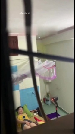 稀缺资源 ️窗外门缝偷窥几个寂寞小姐姐自慰 看表情是高潮了 截图15