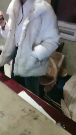 零零后表哥最近泡到的酒店前台兼职妹晚上等她下班去开房啪啪狼友调侃他武大郎 截图1