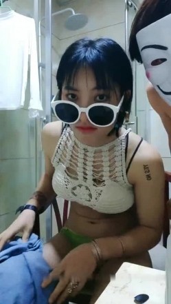 零零后表哥最近泡到的酒店前台兼职妹晚上等她下班去开房啪啪狼友调侃他武大郎 截图6
