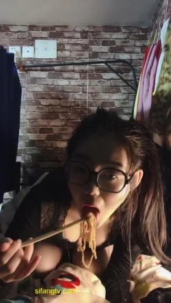 曾经火爆全网的私圈土豪定制高颜值大二露脸美女吴x晶学校宿舍紫薇露出 截图8