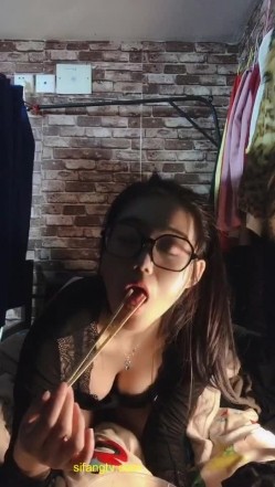 曾经火爆全网的私圈土豪定制高颜值大二露脸美女吴x晶学校宿舍紫薇露出 截图11