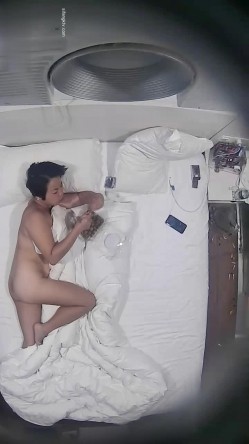 《监控破解》中年大叔找相好的酒店开房啪啪连干3炮体力不减当年 截图4
