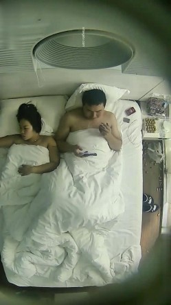 《监控破解》中年大叔找相好的酒店开房啪啪连干3炮体力不减当年 截图9