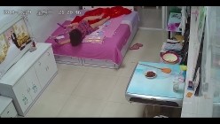 黑客破解偷拍 上了年纪中年妇女性欲还那么旺盛 一边看小黄片一边用按摩棒自慰 截图2