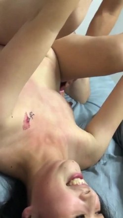 91绿帽老公 带着娇妻少妇第一次3p，露脸有点害羞，但是满脸洋溢着开心，奶子都被捏红了，妻子表现还不错！ 截图4