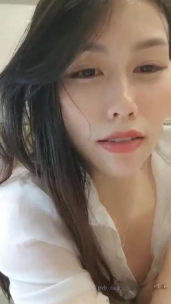 极品高颜冷艳御姐，反差小妈感女主播「金刚护撸娃」「小奶猫」激情淫语撩骚，和姐妹下海大秀，互舔互口假鸡巴互插 截图3