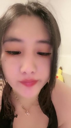 外表甜美肉肉美女！自己玩超级骚！两根假屌嘴里吃一根，吸在墙上后入，地上骑坐深插到底 截图1