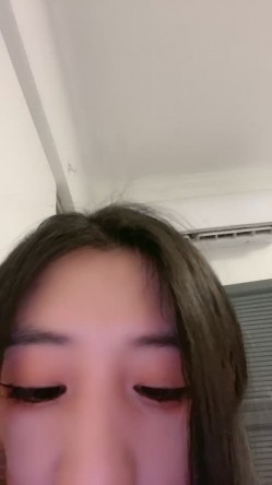 外表甜美肉肉美女！自己玩超级骚！两根假屌嘴里吃一根，吸在墙上后入，地上骑坐深插到底 截图4