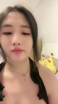 外表甜美肉肉美女！自己玩超级骚！两根假屌嘴里吃一根，吸在墙上后入，地上骑坐深插到底 截图5