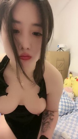 外表甜美肉肉美女！自己玩超级骚！两根假屌嘴里吃一根，吸在墙上后入，地上骑坐深插到底 截图10
