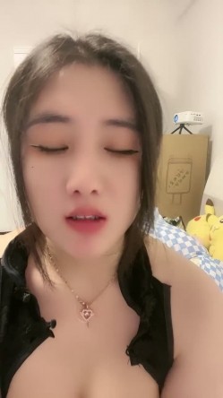 外表甜美肉肉美女！自己玩超级骚！两根假屌嘴里吃一根，吸在墙上后入，地上骑坐深插到底 截图11