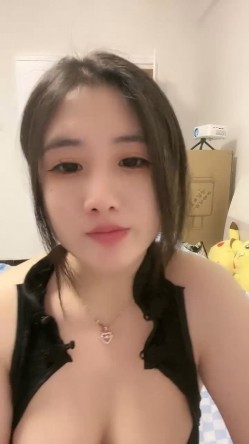 外表甜美肉肉美女！自己玩超级骚！两根假屌嘴里吃一根，吸在墙上后入，地上骑坐深插到底 截图12