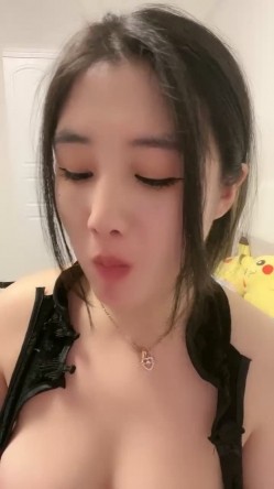 外表甜美肉肉美女！自己玩超级骚！两根假屌嘴里吃一根，吸在墙上后入，地上骑坐深插到底 截图13