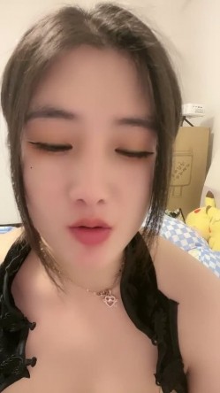 外表甜美肉肉美女！自己玩超级骚！两根假屌嘴里吃一根，吸在墙上后入，地上骑坐深插到底 截图14