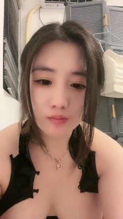 外表甜美肉肉美女！自己玩超级骚！两根假屌嘴里吃一根，吸在墙上后入，地上骑坐深插到底 截图15