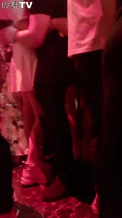 【猎奇资源 砂舞】舞厅内的淫乱 重金属质感般的性爱 抓奶+抠逼+摸屌+口爆+打站桩+站炮 淫乱篇 截图8